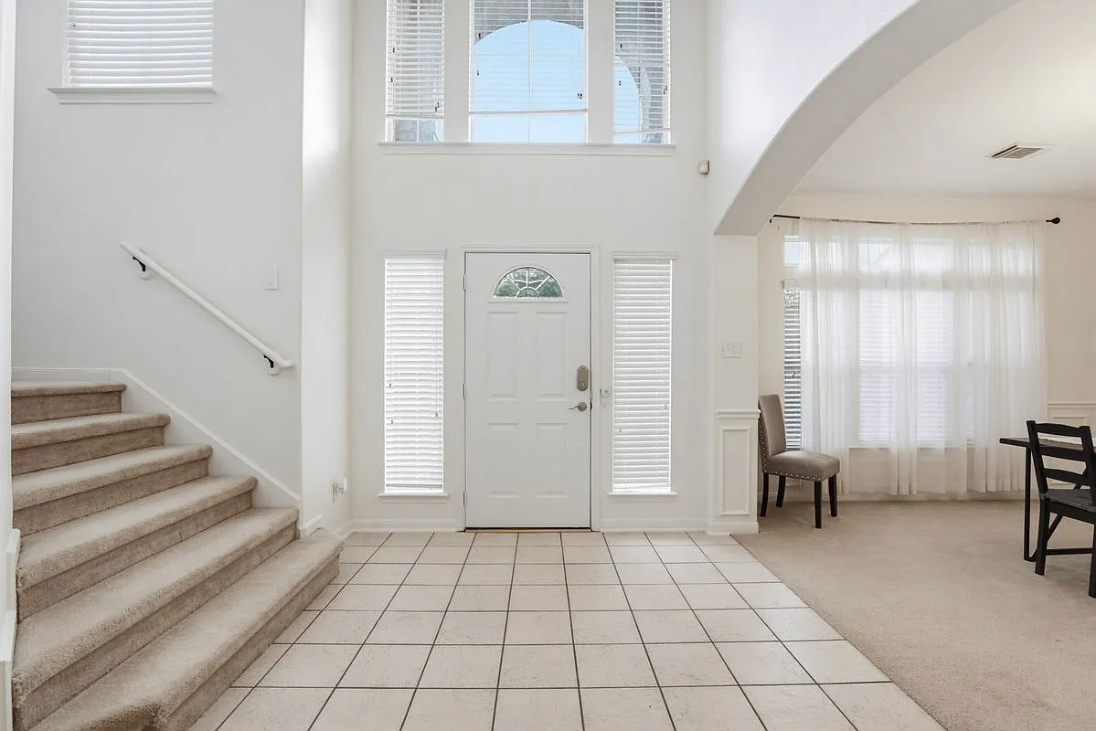 3 bed, 3.0 bath, 2556 sqft, $2,500 — Photo 2