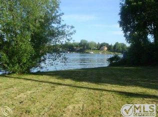 281 Shady Oaks St, Lake Orion, MI 48362