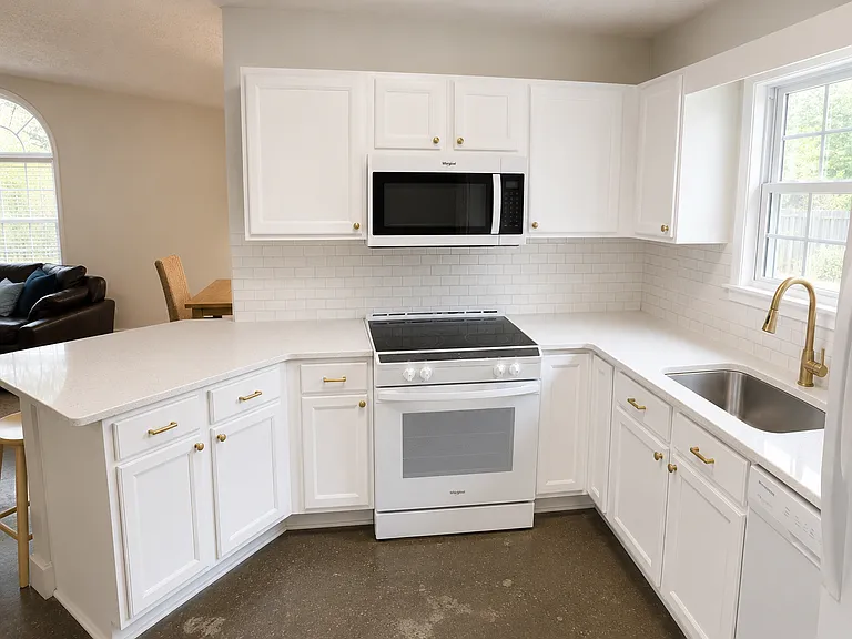 300 Rose Bud Ln — Photo 1