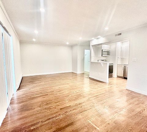 3rd image of 310 Hammond Pond Pkwy #5