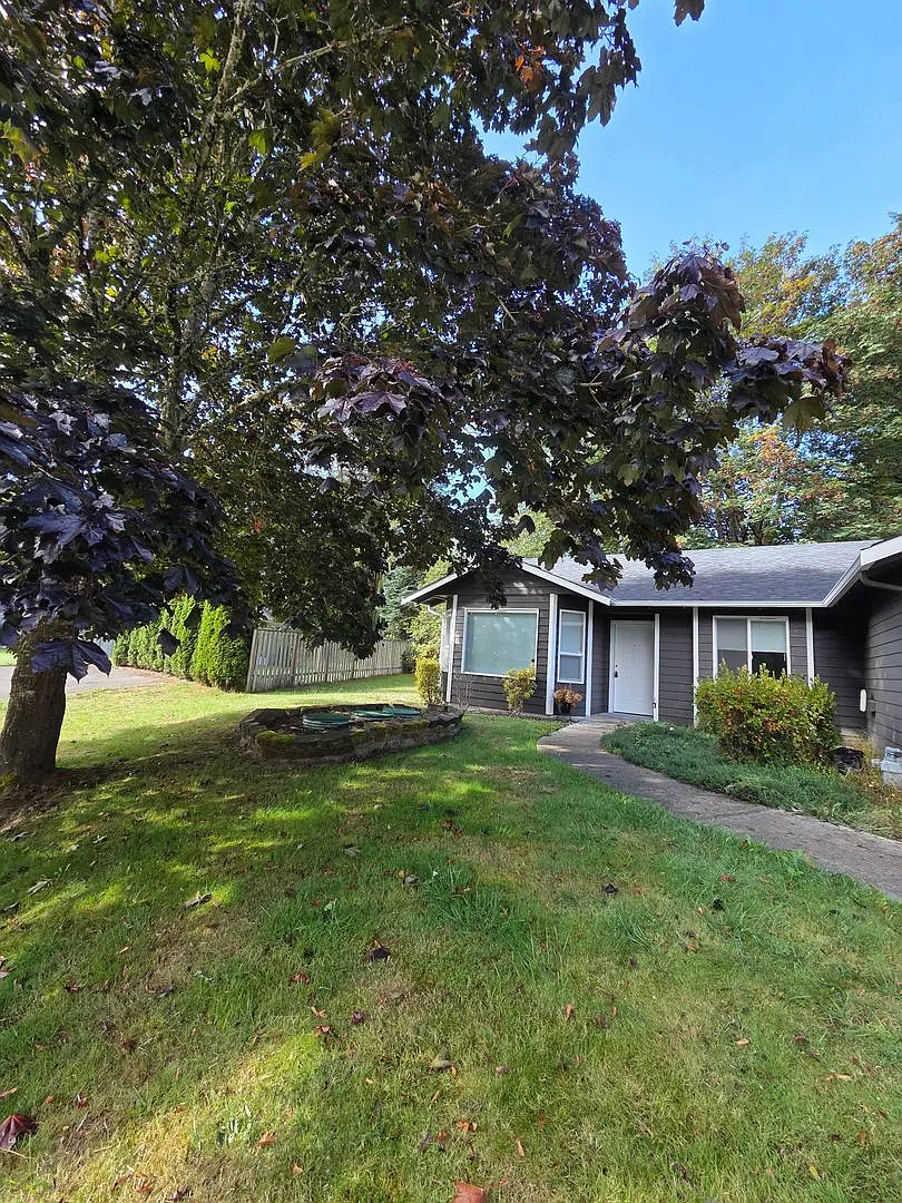 Three-Bedroom Duplex in Port Orchard! New Carpet & Paint! Available Now! — Photo 2