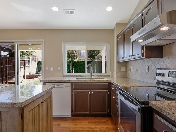 This kitchen is absolutely CLEAN and LOVELY!