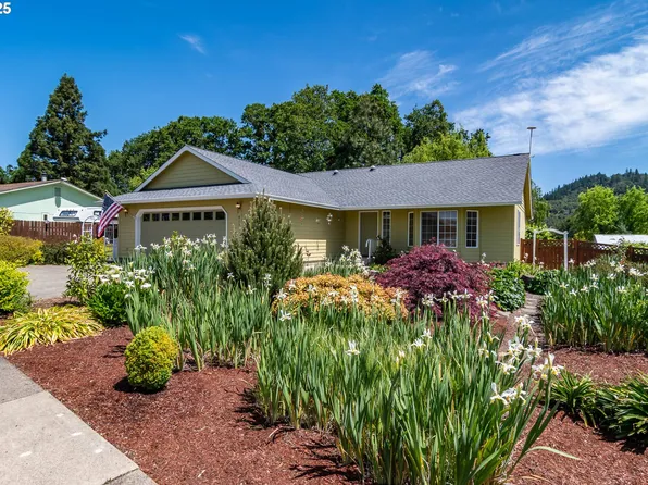 615 SE Parkway Dr, Winston, OR 97496