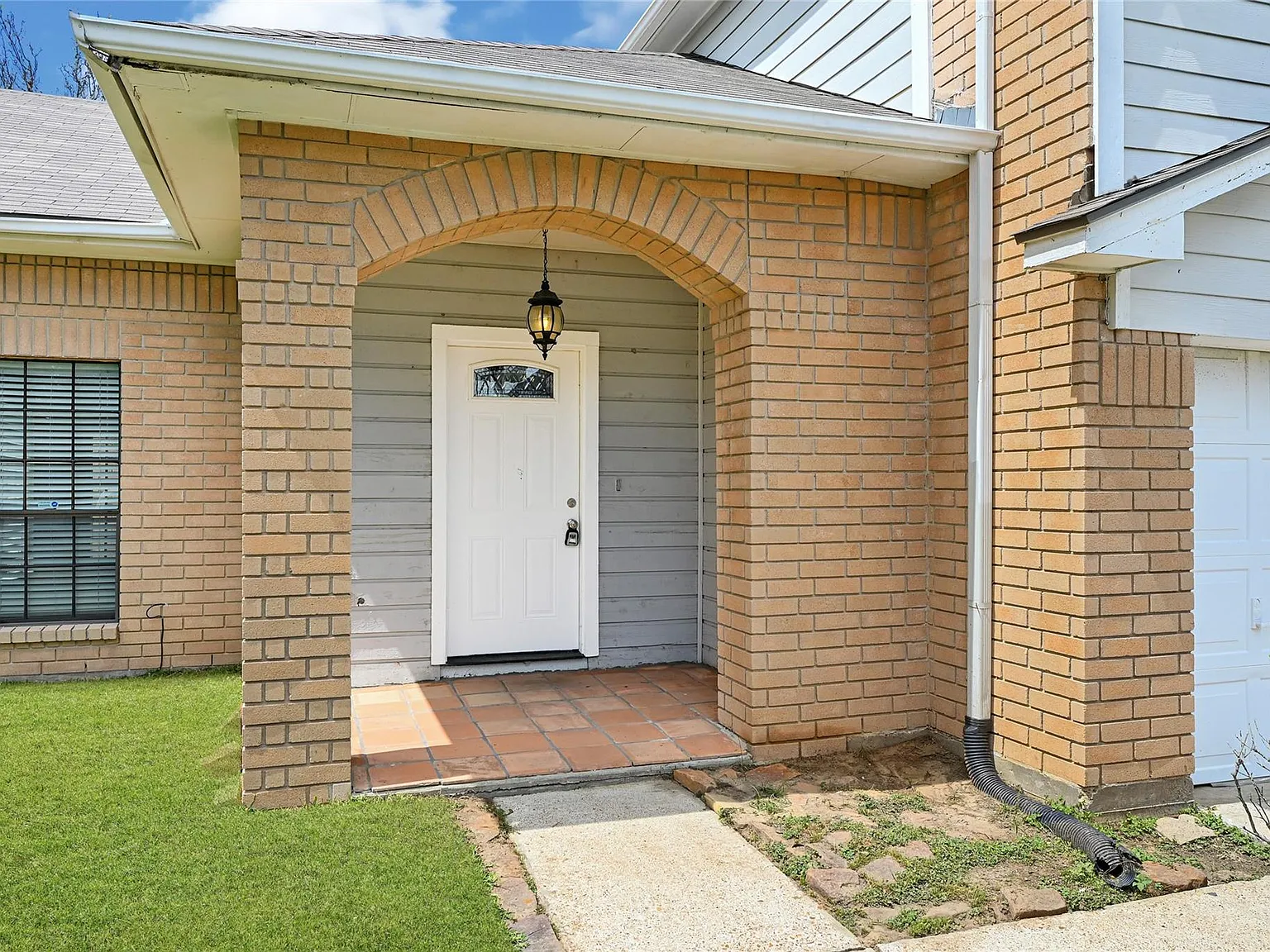 3 bed, 2.0 bath, 1724 sqft, $1,980 — Photo 3