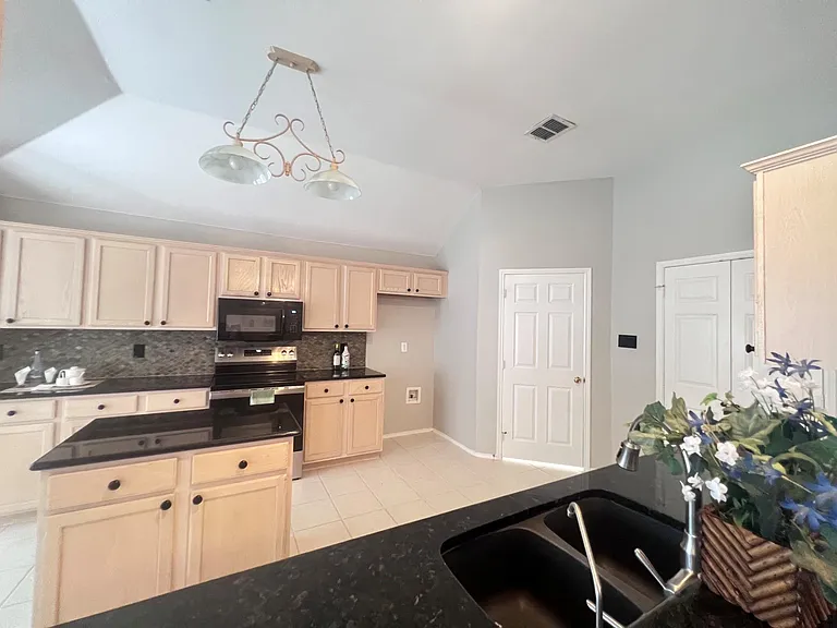 10718 Brandenberg Dr — Photo 10