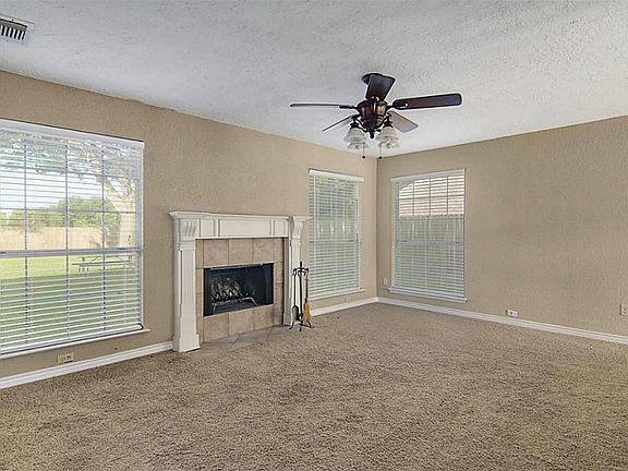 5th image of 2420 Parkview Dr