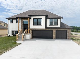 938 168th Ct, Basehor, KS 66007