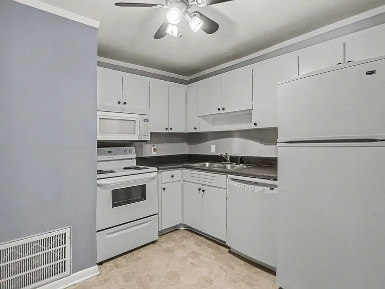 555 N Dupont Ave #B-26 — Photo 8