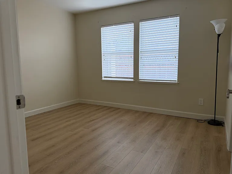 648 Redwood Ave — Photo 12