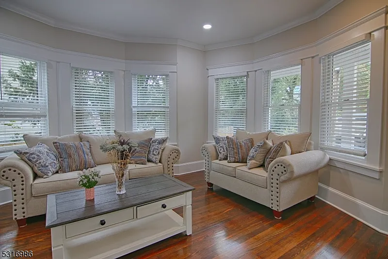 3 bed, 2.5 bath, $5,000 — Photo 3