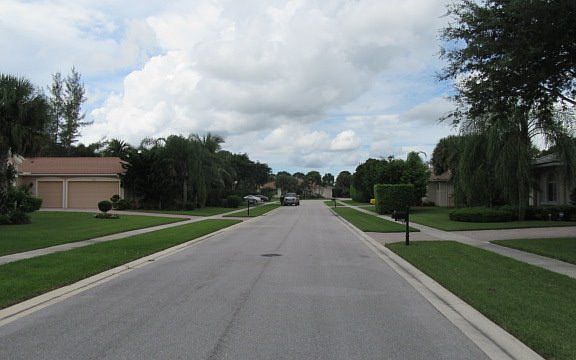 Exterior Neighborhood (street photo)