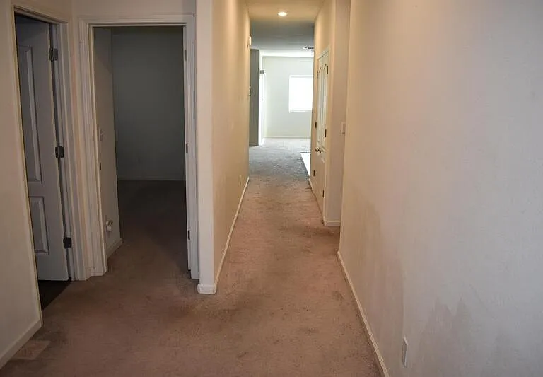 686 Phelps Dr — Photo 5