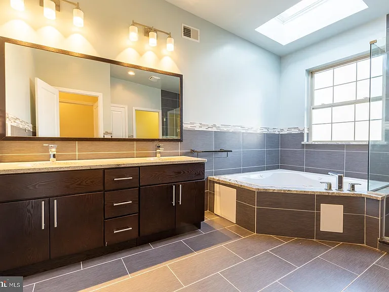235 W Jefferson St — Photo 17