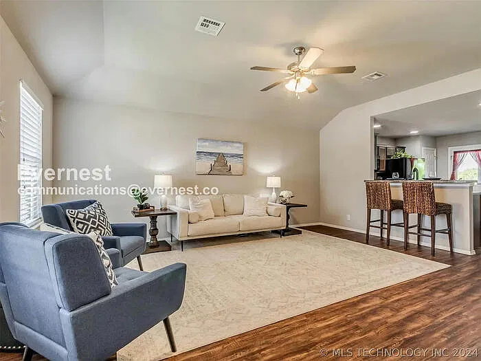 3 bed, 2.0 bath, 1297 sqft, $1,749 — Photo 4