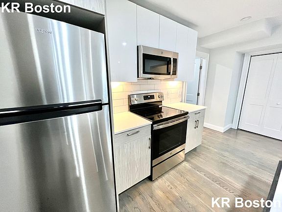5th image of 320 Hammond Pond Pkwy #104A