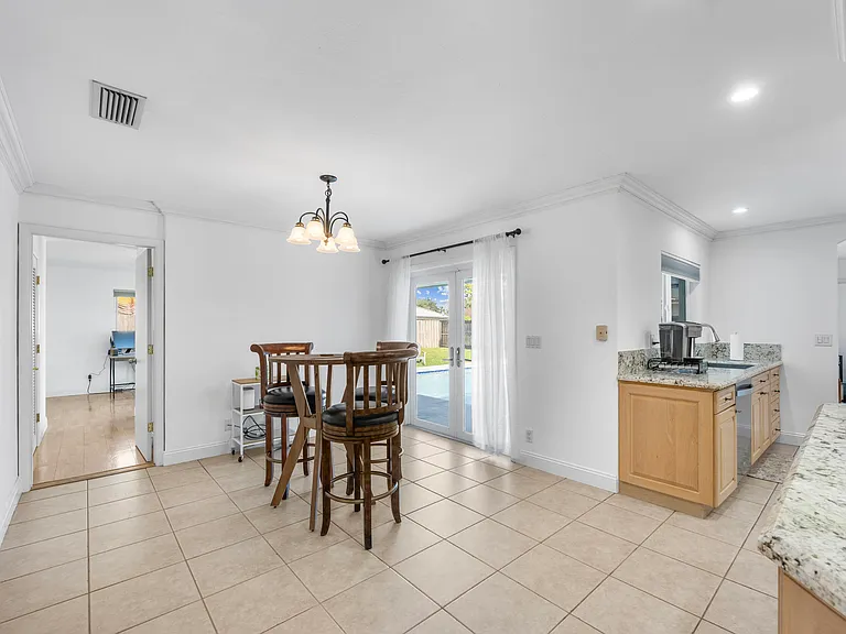 1051 NW 9th St — Photo 15