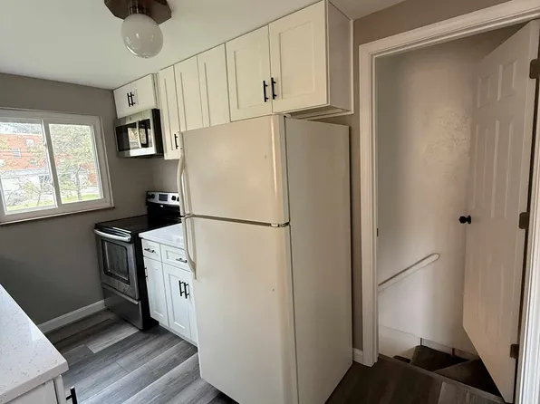 1068 Thornwood Dr, Pittsburgh, PA 15234