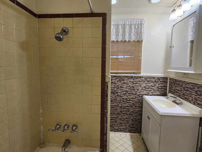 3837 Woodrow Ave — Photo 6