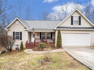 735 Hummingbird Ct, Clarkesville, GA 30523