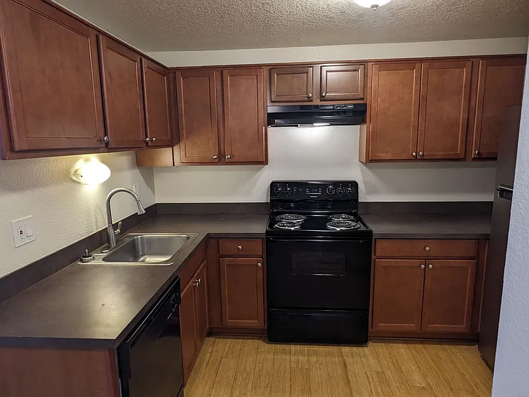 4102-4128 SE Cesar E Chavez Blvd — Photo 14