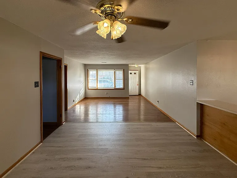 604 Red Deer St — Photo 3