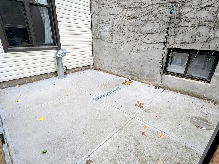 96 Scholes St #1R — Photo 11