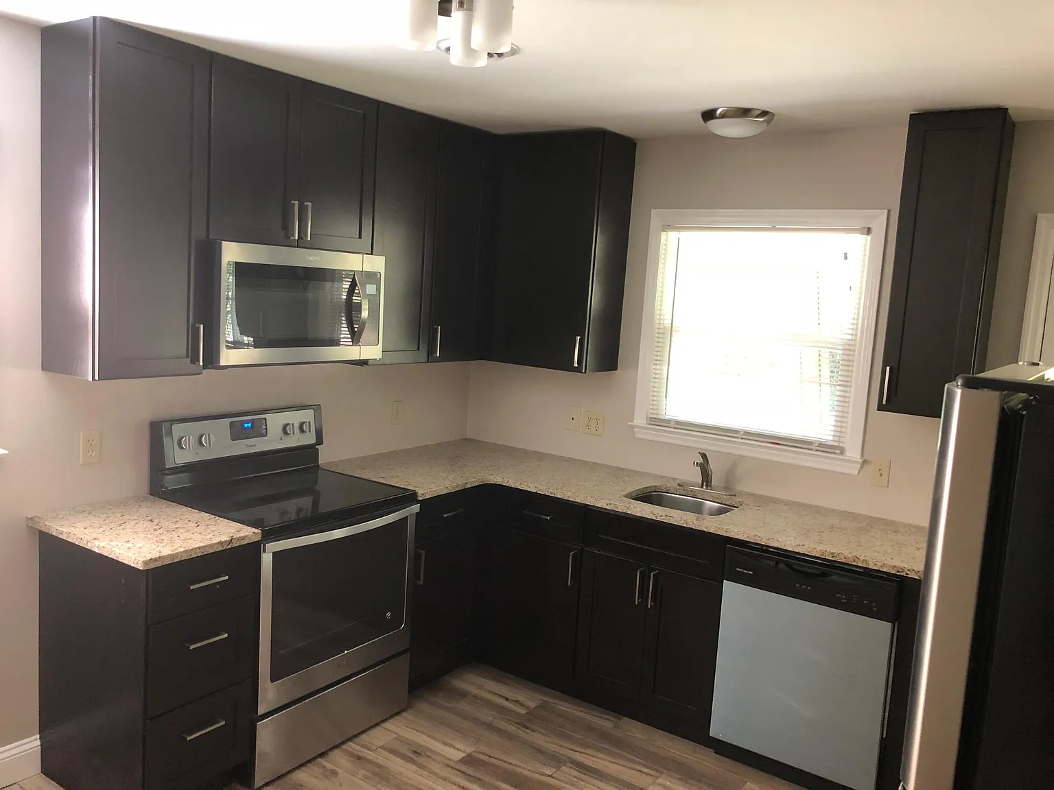 2 bed, 960 sqft, $1,300 — Photo 2