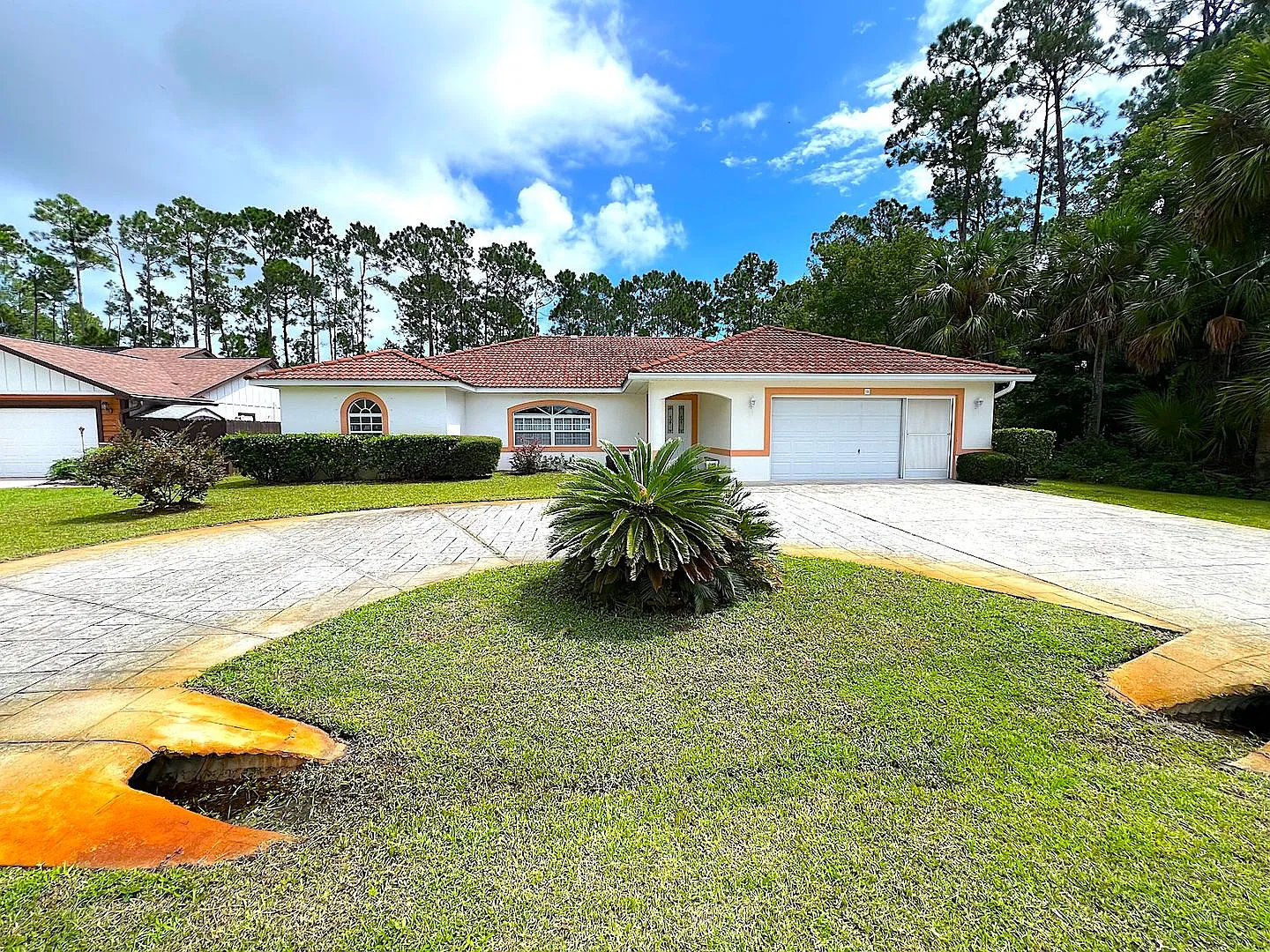 Roomy 3 Bed 2 Bath Home w Huge Screened Lanai for Rent! — Photo 2