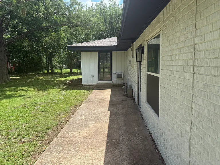 143 N Westchester Ave — Photo 28