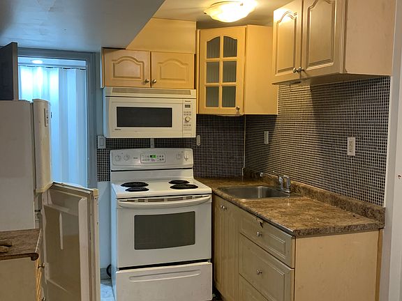 5th image of 1003 Elgin St N