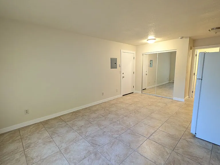 573 SE Walnut St — Photo 8