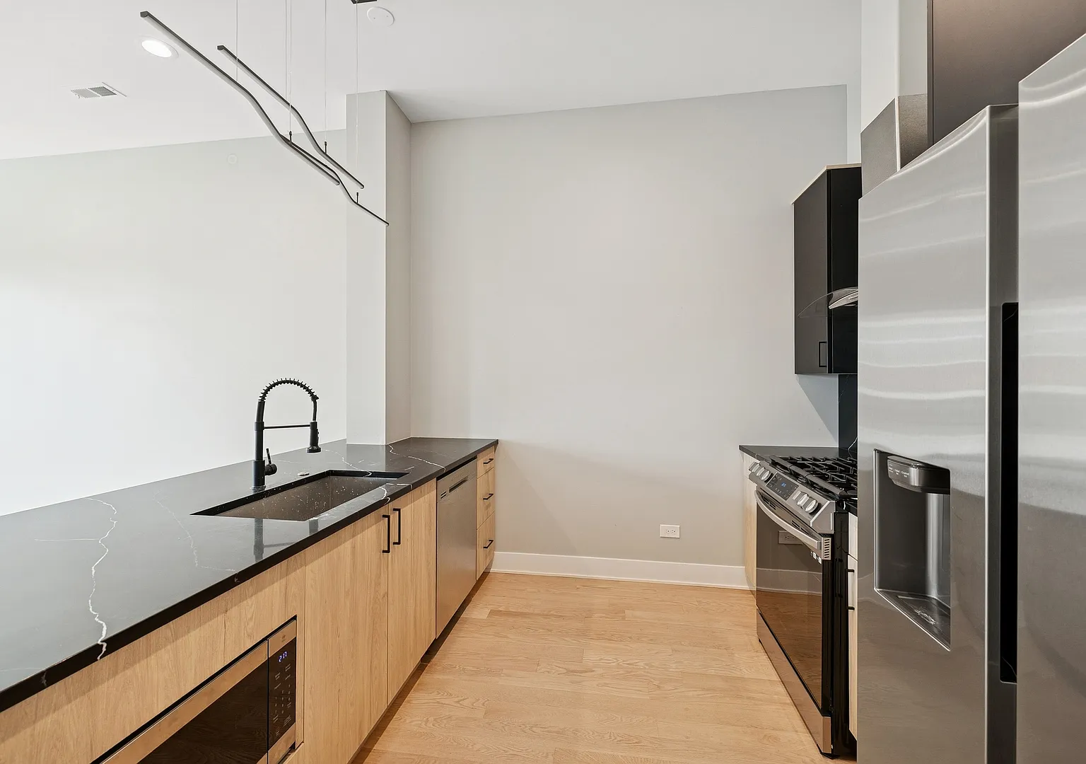 2 bed, 1400 sqft, $4,200 — Photo 4