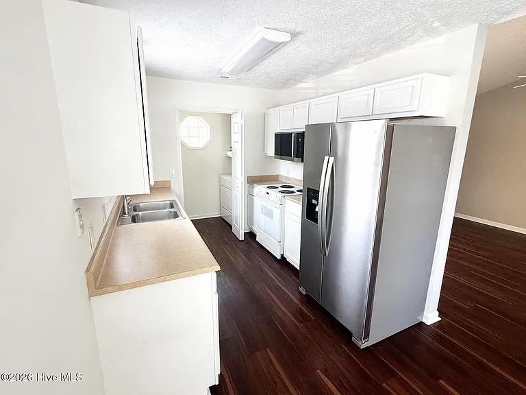 2711 Ashby Dr — Photo 3