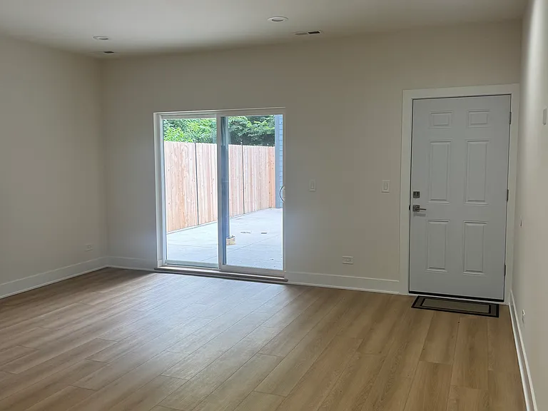 3723 S Lake Park Ave #1 — Photo 14