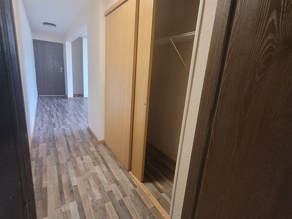 Entrance & bedroom hallway