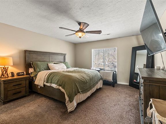 4th image of 376 N Church Dr