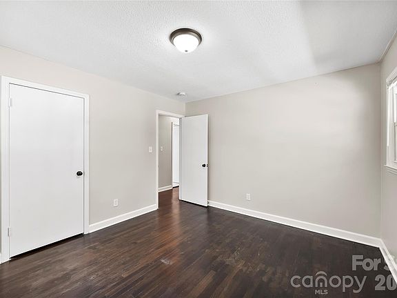 5th image of 723 Vancouver Ln