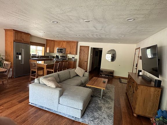 3rd image of 718 Kingsbury Grade #B