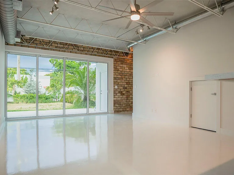 1413 NE 5th Ave #1 — Photo 5