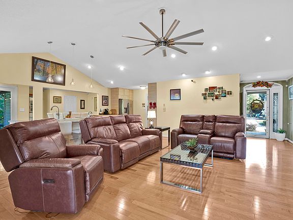 3rd image of 211 Kincade Dr