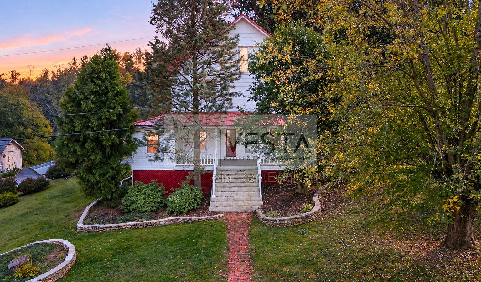 4 bed, 2.0 bath, 1983 sqft, $2,599 — Photo 1