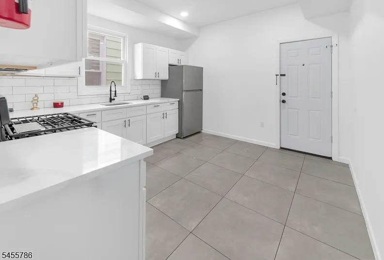 3 bed, 2.0 bath, $2,800 — Photo 2