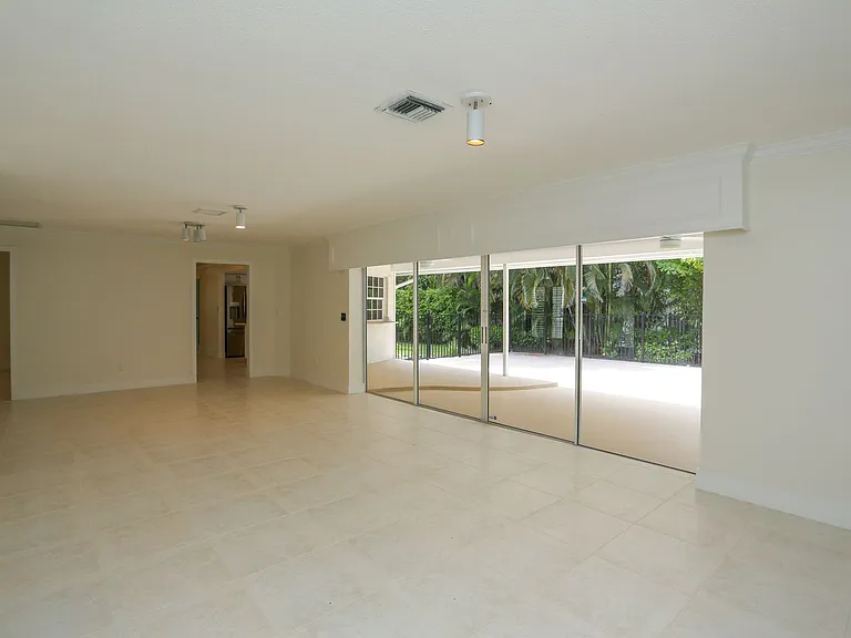 2901 Crayton Rd — Photo 38