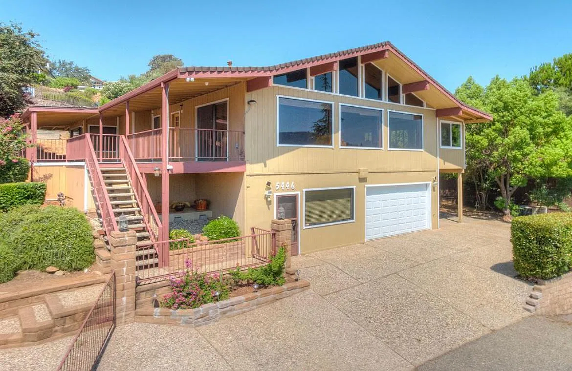 5446 Royal Oaks Dr — Photo 2