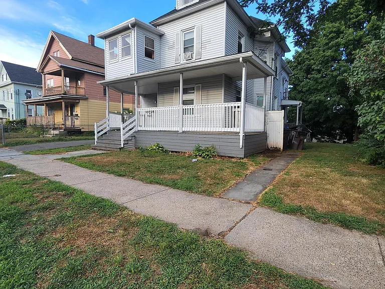 240 Maple St #2 — Photo 3