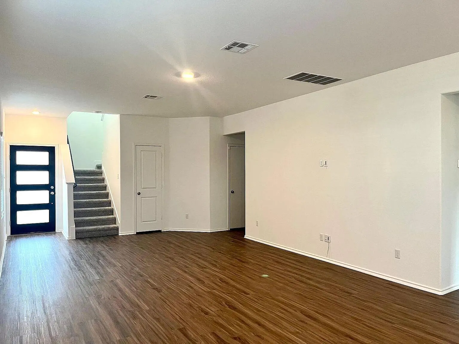 4 bed, 3.5 bath, 2477 sqft, $2,350 — Photo 2