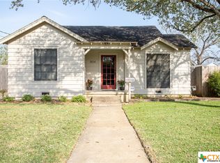 1804 N De Leon St, Victoria, TX 77901