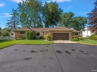 25651 S River Rd, Harrison Township, MI 48045