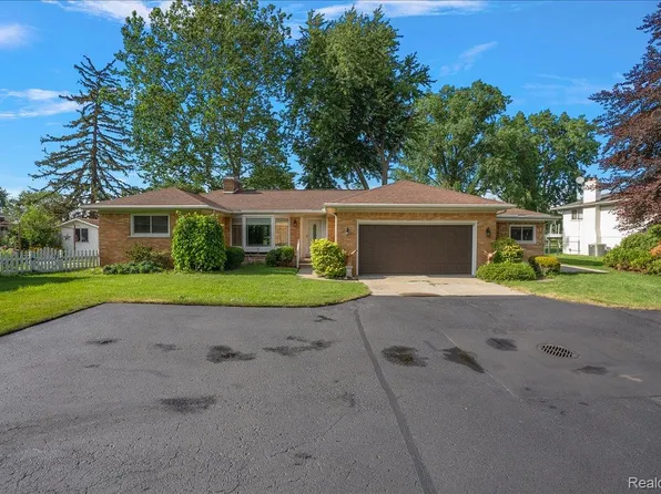 25651 S River Rd, Harrison Township, MI 48045