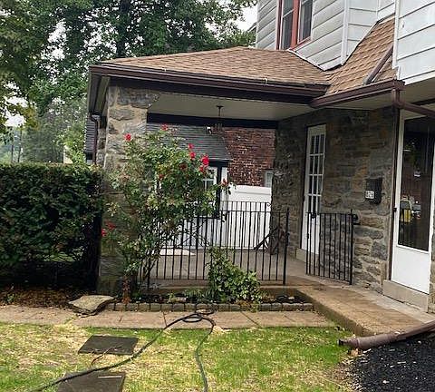 3rd image of 826 Blythe Ave